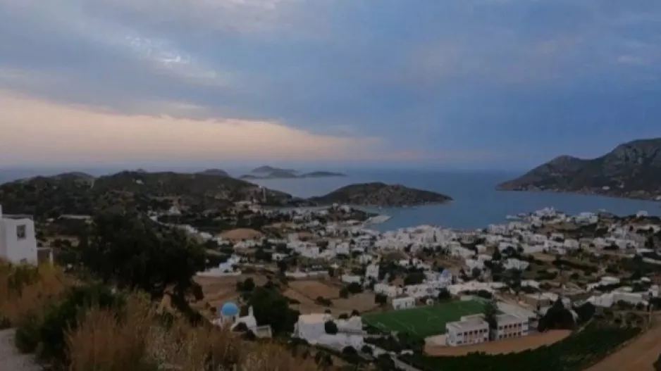 Το ελληνικό νησί που λέει «όχι» σε ξαπλώστρες και ομπρέλες έχει 100% πληρότητα