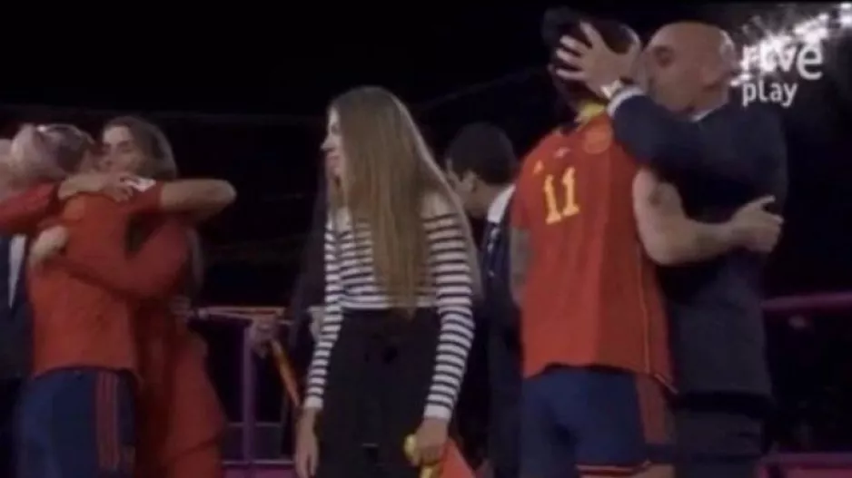 Σάντσες για το φιλί του Ρουμπιάλες στην Ερμόσο: «Κάποιες απαράδεκτες συμπεριφορές δείχνουν...»