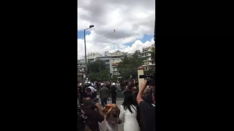 Ένταση στην Ευελπίδων, οργή από τον κόσμο της ΑΕΚ προς Αστυνομία και δημοσιογράφους!
