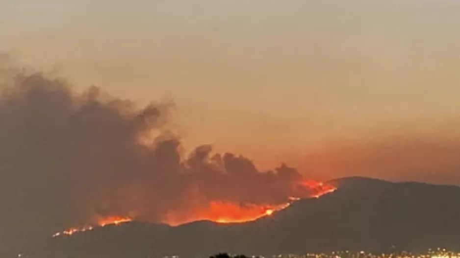 Φωτιά στην Πάρνηθα: Εκκενώνεται ο οικισμός της Αγίας Παρασκευής στο Μενίδι