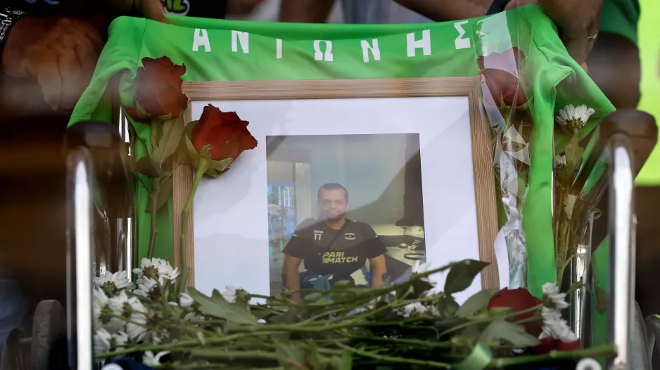 Λουλούδια από παίκτες του Άρη εις μνήμη του Αντώνη (φώτος)