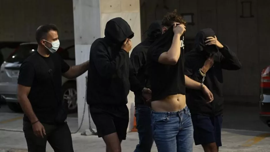 Η στιγμή που οι συλληφθέντες οπαδοί της Ντινάμο οδηγούνται στη ΓΑΔΑ