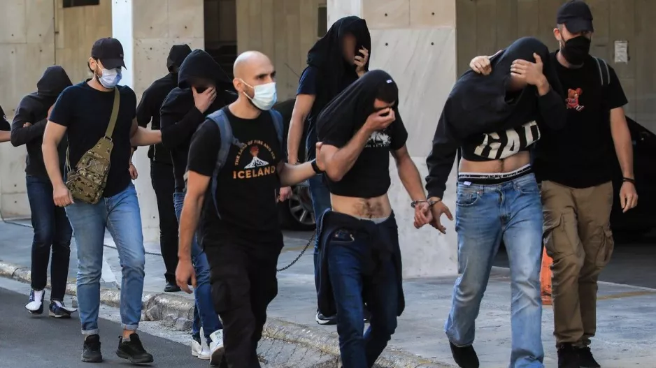 Στον εισαγγελέα οι χούλιγκαν για τη δολοφονία του 29χρονου - Ανθρωποκυνηγητό για τους υπόλοιπους