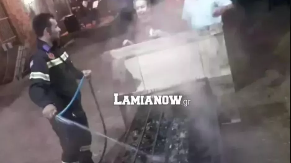  Κάλεσαν την πυροσβεστική για να σβήσει... ψησταριά με σουβάλακια!