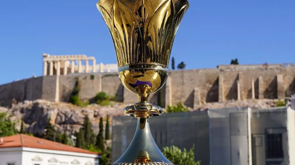 Το τρόπαιο του MundoBasket 2023 μπροστά στην Ακρόπολη
