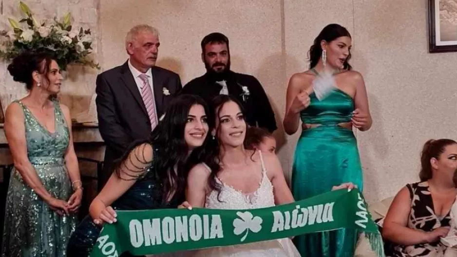 Νύμφη και κουμέρα με κασκόλ Ομόνοιας