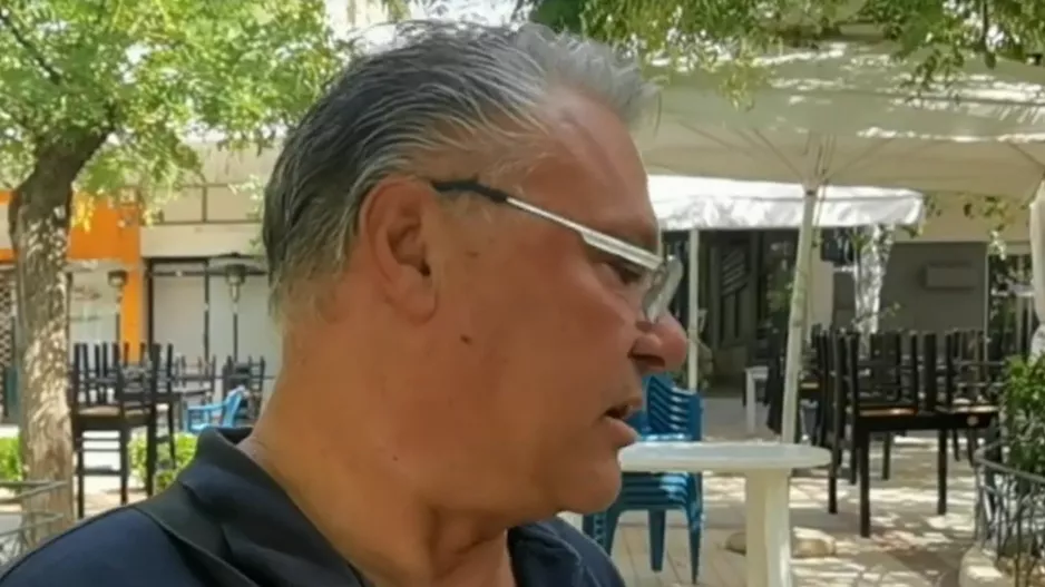 "Τον βαρούσαν με κανάτες, τον είχαν βάλει κάτω και τον πατούσαν" λέει ο πατέρας του οπαδού του Παναθηναϊκού που δέχθηκε άγρια επίθεση