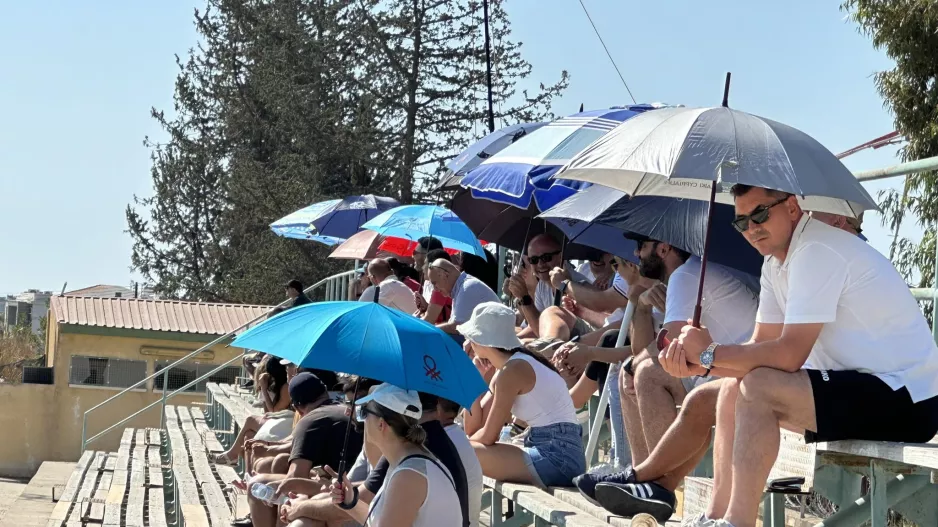 Ηλιόλουστο σκηνικό - Με ομπρέλες οι γονείς στην πρεμιέρα (φώτος)