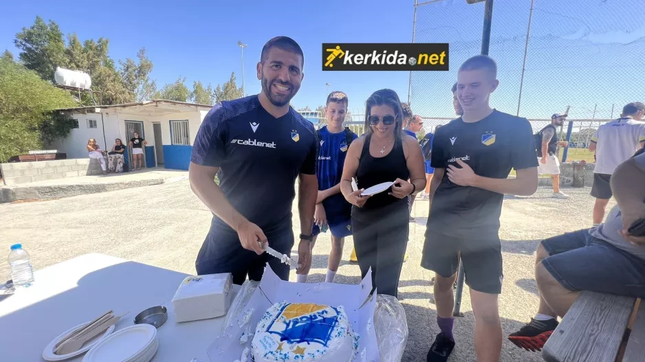 Γιόρτασε με τούρτα… ΑΠΟΕΛ ο κόουτς