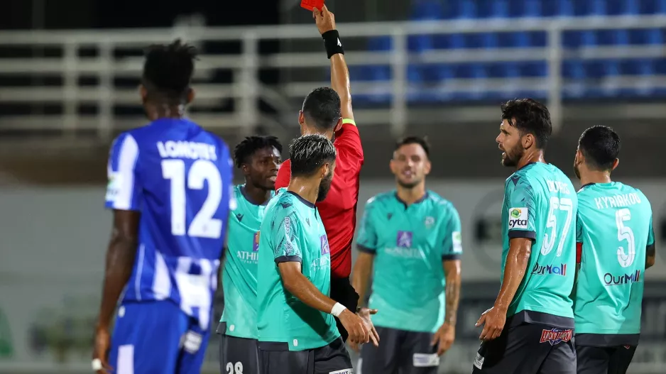 Από το 24' με 10 παίκτες ο Οθέλλος