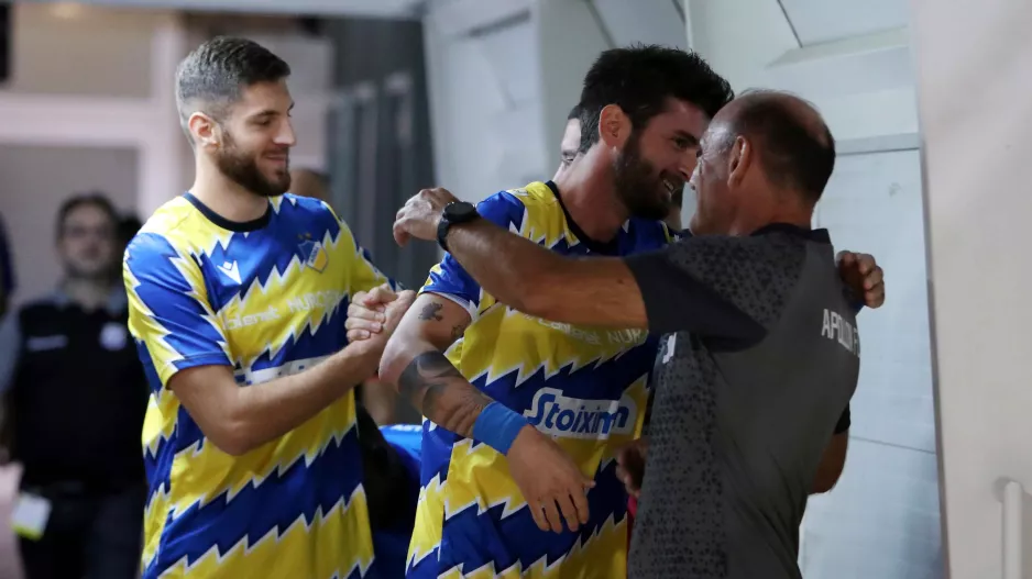 Αγκαλιά σε Μιλόσεβιτς 