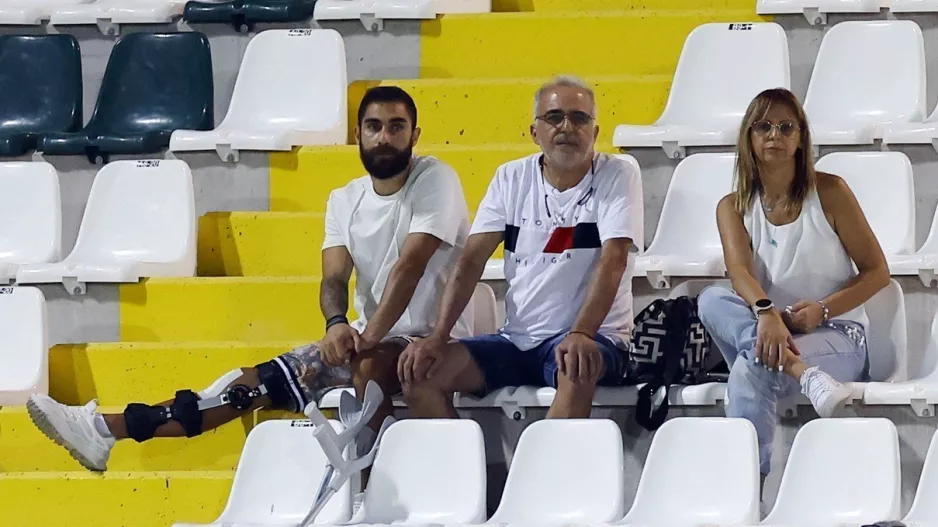 Δίπλα στους συμπαίκτες του ο άτυχος Νικόλας... 