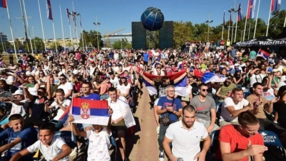 Εκατοντάδες Σέρβοι έξω από τη Stark Arena για τον τελικό!