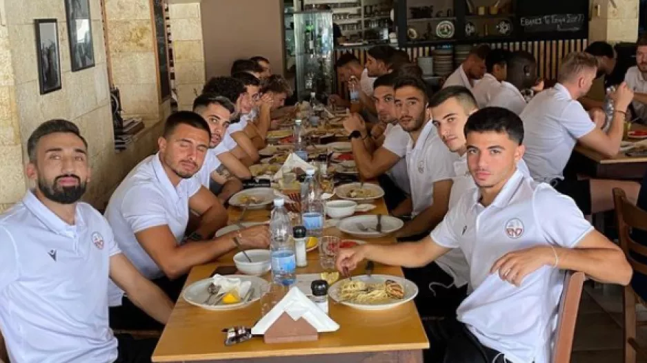 Γευμάτισαν και φεύγουν 