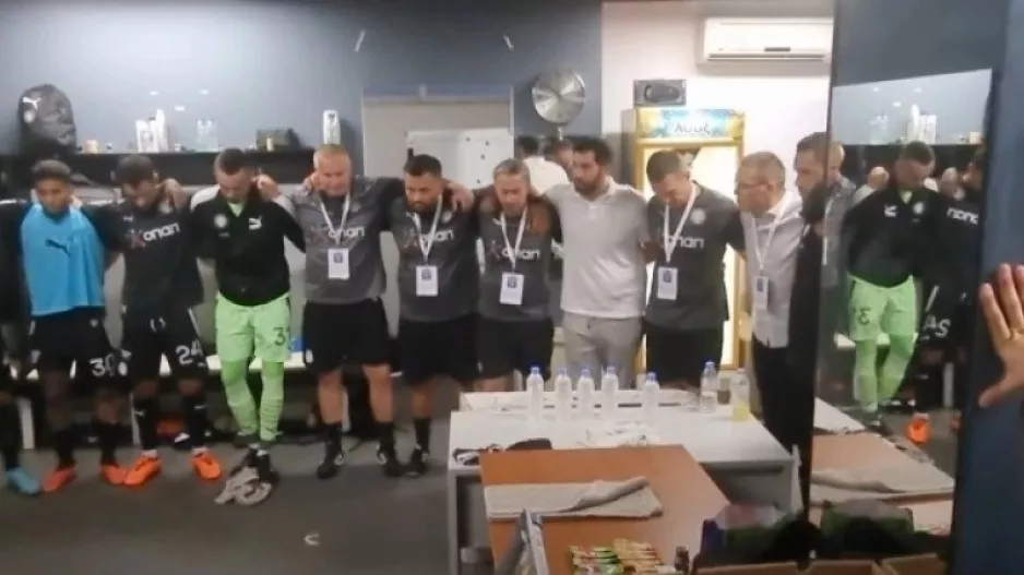 Μπούσης στα αποδυτήρια: «Είμαστε μεγάλη ομάδα, βγείτε έξω και παλέψτε» (βίντεο)