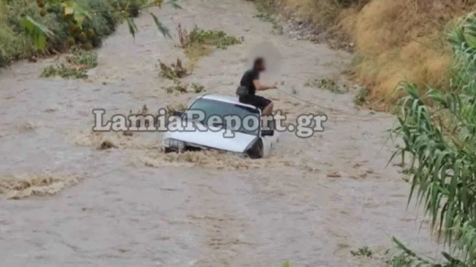 Απίστευτες εικόνες στη Λαμία: Όχημα παρασύρθηκε από χείμαρρο και ο οδηγός ανέβηκε στην οροφή για να σωθεί (βίντεο)