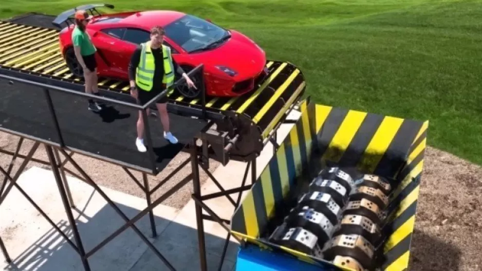 Ο MrBeast θρυμμάτισε μια Lamborghini και δίχασε τους θαυμαστές τους: «Ξεμένει από ιδέες» (βίντεο)