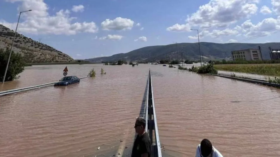 Εικόνες αποκάλυψης - Η στάθμη του νερού εξαφάνισε την Εθνική Οδό Τρικάλων - Λάρισας