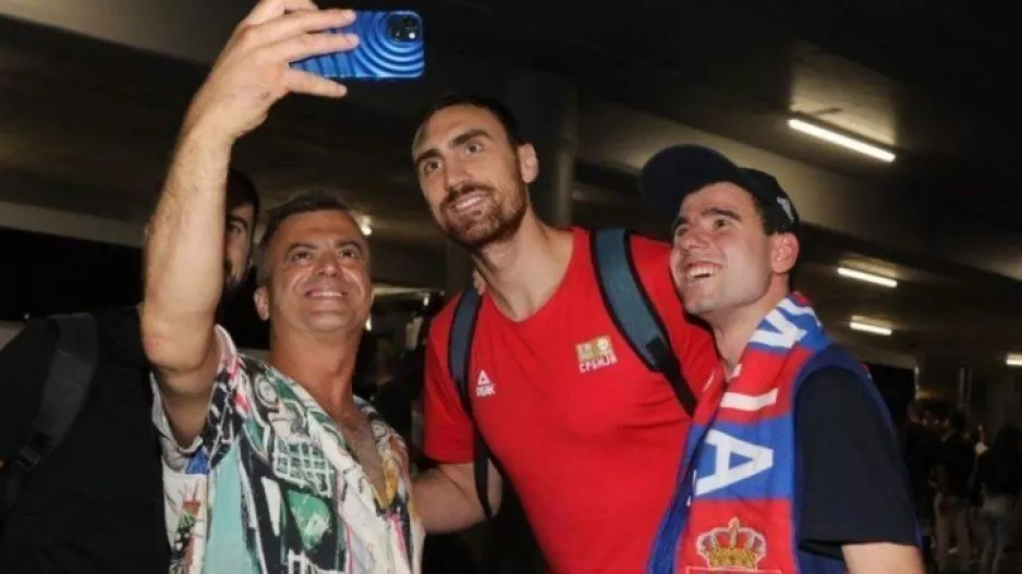 Αποθέωση στην άφιξη των δευτεραθλητών κόσμου στη Σερβία (βίντεο)