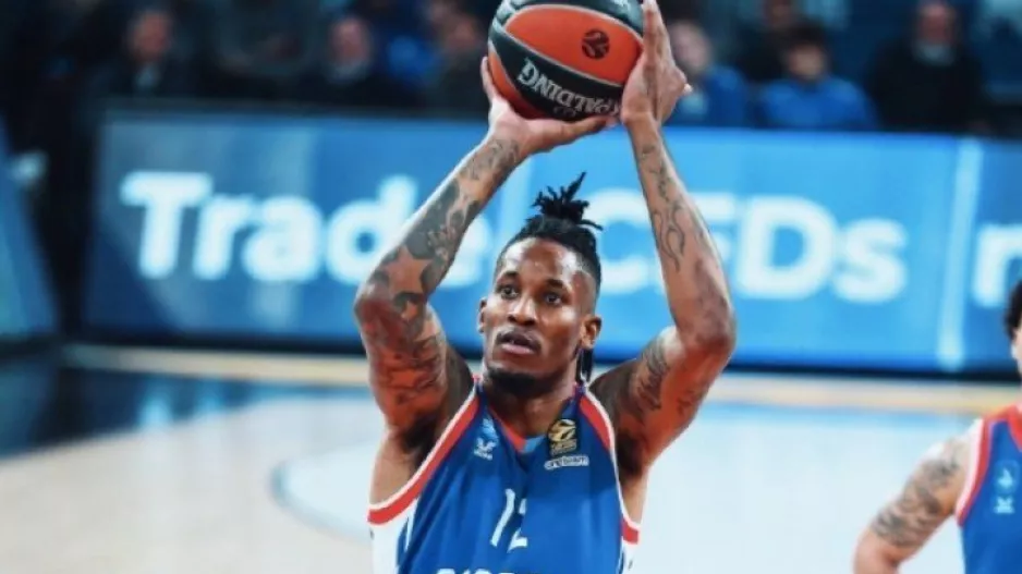 Αναζητά φόργουορντ στην αγορά του NBA