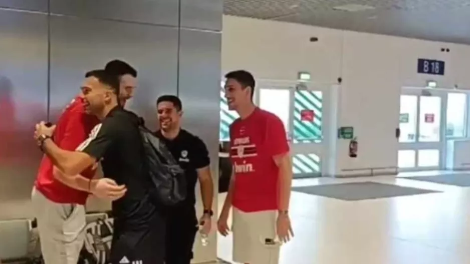 Αγκάλιασε "Παπ" και "Λάρι" ο Σλούκας αλλά... δεν αντάλλαξε ούτε βλέμμα με Μπαρτζώκα (βίντεο)