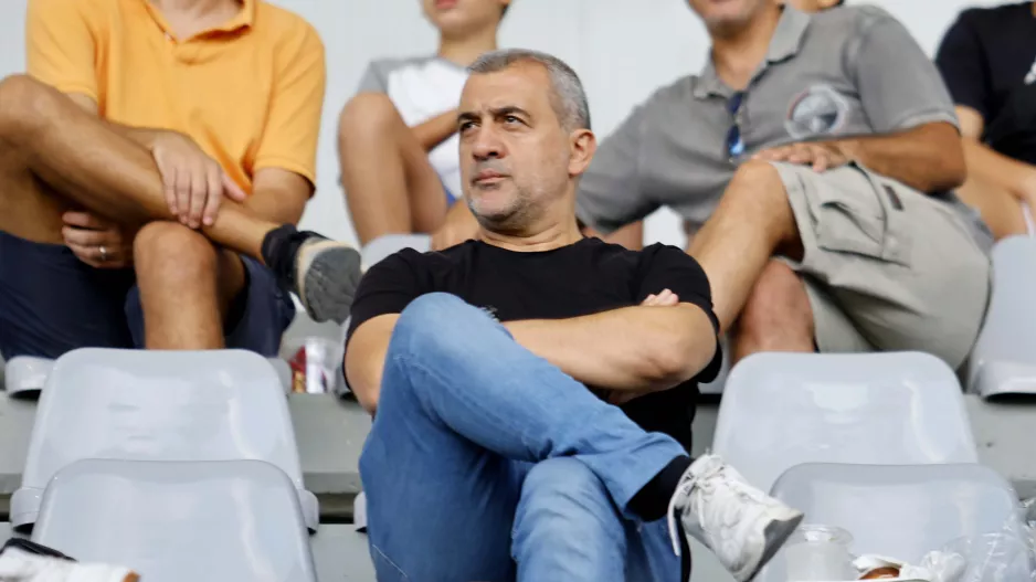 Εκεί στην εξέδρα 