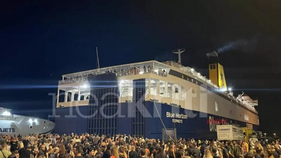 Εκατοντάδες άνθρωποι συγκεντρώθηκαν έξω από το Blue Horizon στο Ηράκλειο