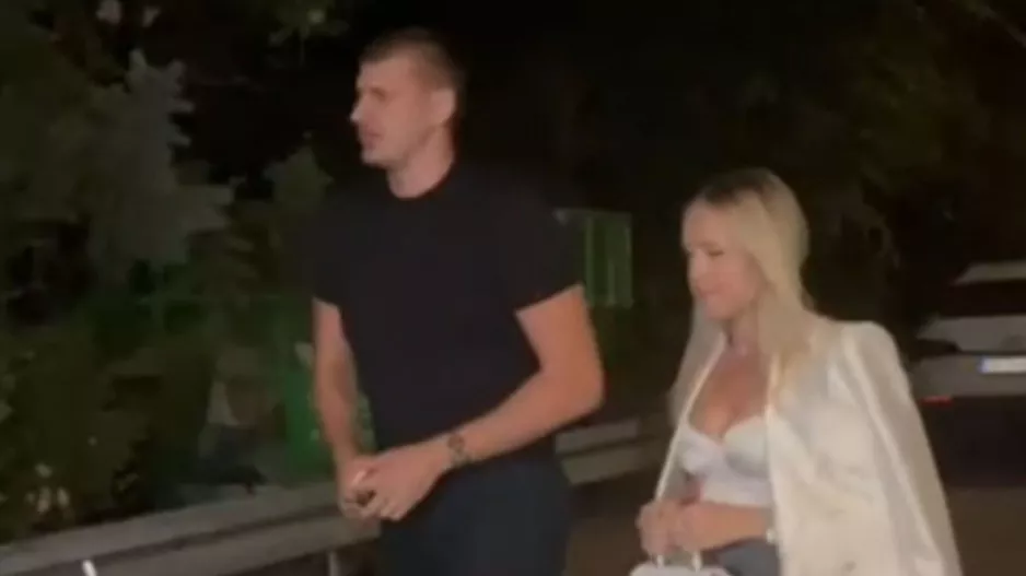 Ο Νίκολα Γιόκιτς γιόρτασε μαζί με την Εθνική Σερβίας τη δεύτερη θέση στο MundoBasket 2023