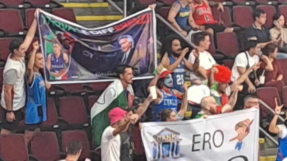 Ιταλία - ΗΠΑ: Το πανό των Ιταλών με τον Πινόκιο!