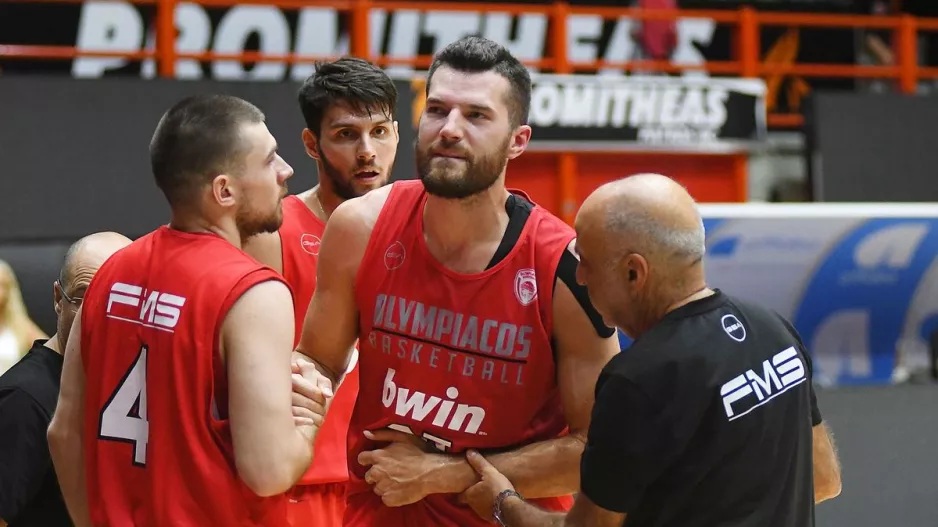 Ολυμπιακός: Το φιλικό με τον Προμηθέα διεκόπη εξαιτίας των τραυματισμών Πίτερς - Πάπας