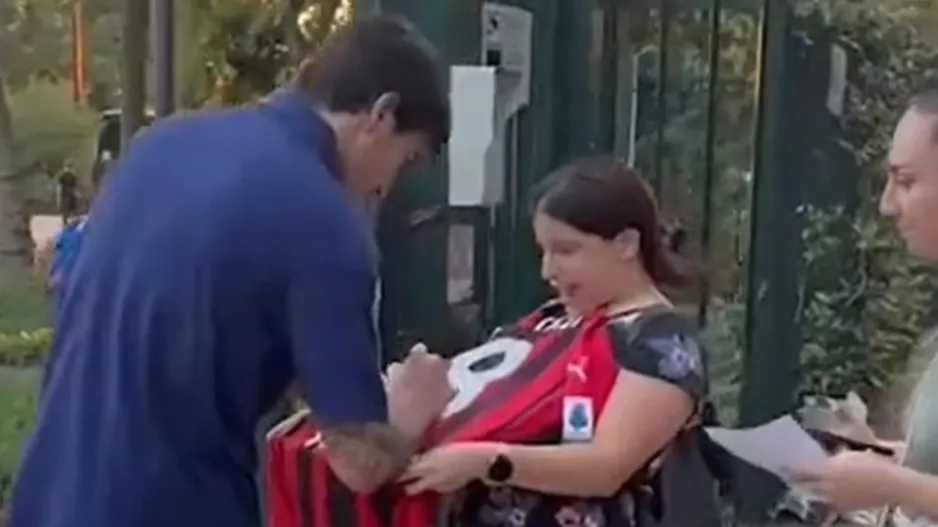 Μόνο αγάπη για τον Τονάλι στο Μιλάνο: Επέστρεψε και υπέγραψε σε φανέλες της Μίλαν