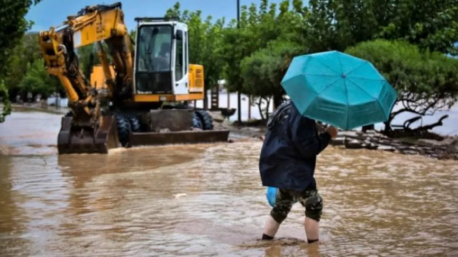 Δραματικό μήνυμα Μπέου: Ανεβείτε σε ψηλούς ορόφους, η κακοκαιρία είναι χειρότερη από τη Daniel