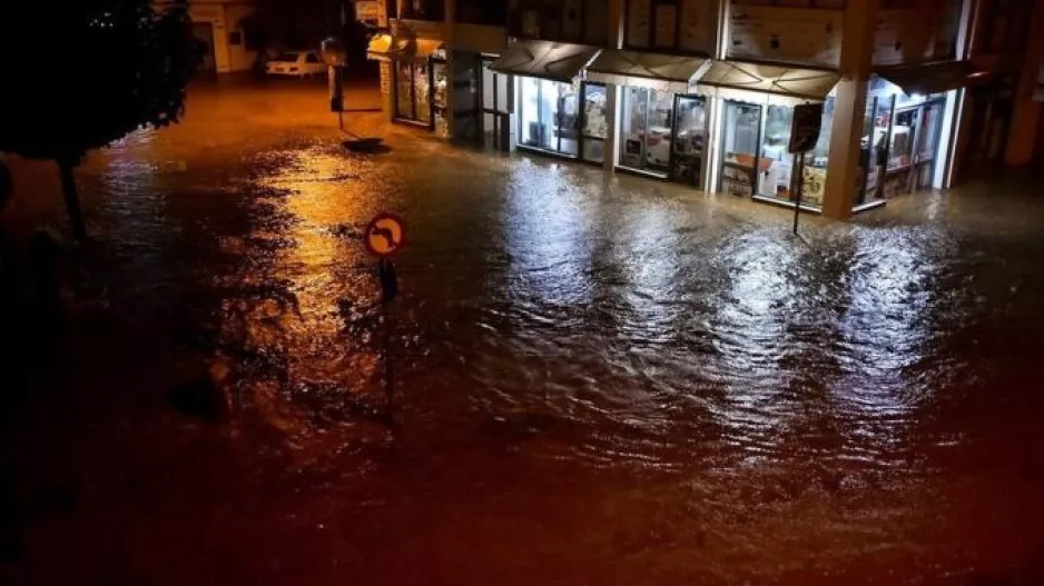 Κακοκαιρία Elias: Υπερχείλισε ο Κραυσίδωνας, «πνίγηκε» ο Βόλος
