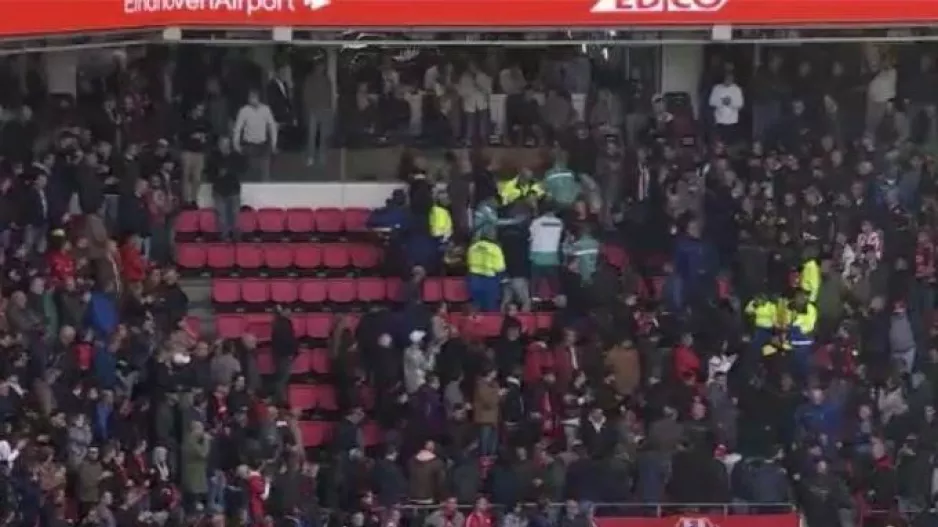 Διακοπή στο PSV - Άγιαξ: Γίνεται προσπάθεια ανάνηψης σε θεατή