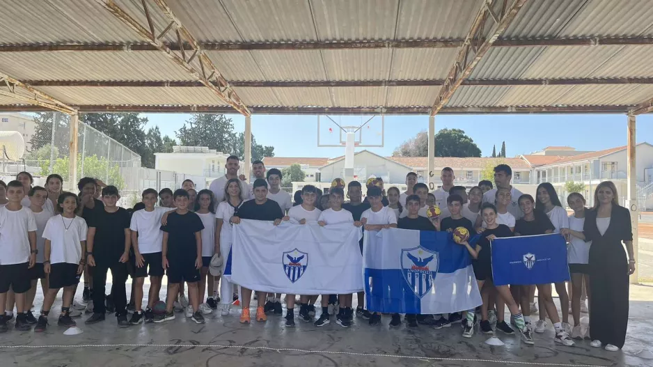 ΑΝΟ/Επίσκεψη σε σχολείο (φώτος)