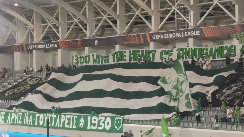 Πανό από οπαδούς ΑΡΗ: "300 με την καρδιά χιλιάδων"