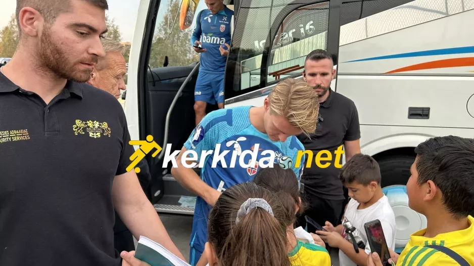 ΦΩΤΟΣ kerkida: Άφιξη με αυτόγραφα και φωτογραφίες
