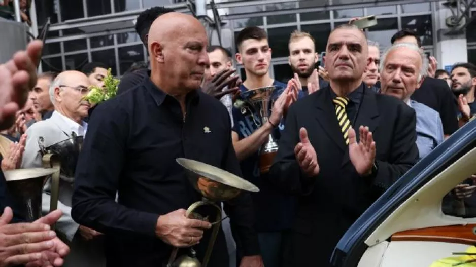 Συγκινημένος ο Γκάλης αγκαλιά με το τρόπαιο δίπλα στο φέρετρο του Ιωαννίδη