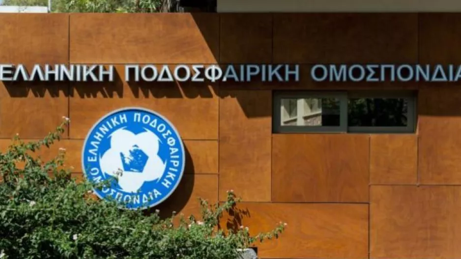 "Επίσκεψη" Ολυμπιακών στην ΕΠΟ και πανό κατά ΠΑΟΚ, ΠΑΟ, ΑΕΚ!