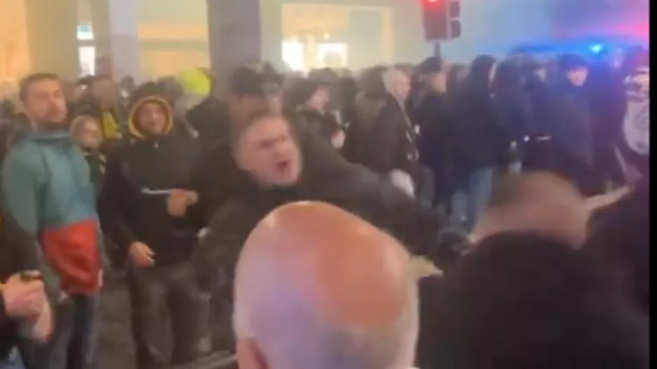 (ΒΙΝΤΕΟ) Μπουνιές έξω από το γήπεδο