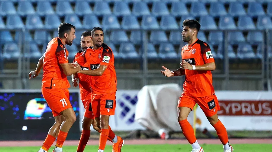 Αποφασισμένη κόντρα στη Νέα Σαλαμίνα