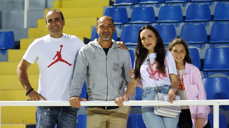 Δίπλα στον Γιώργο η φαμίλια Οκκά