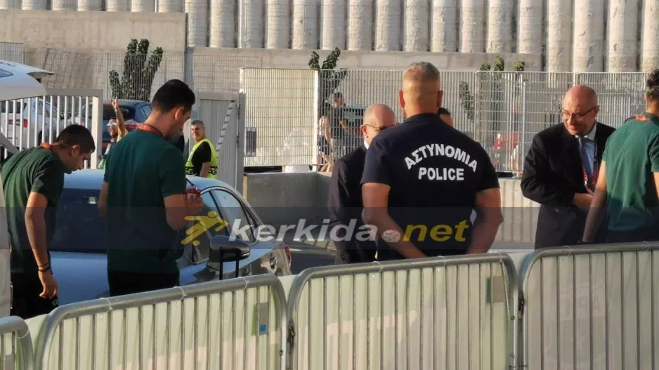 Γήπεδο... οι ρεφ (Φώτος)
