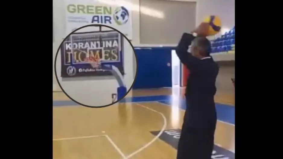 Έκανε θραύση ο Πάτερ Κυριάκος στον Αγιασμό του Παφιακού: Τρίποντο με την μπάλα του βόλεϊ! (Βίντεο)