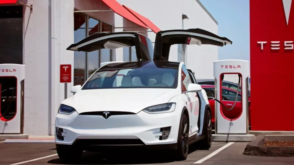Tesla: Καλείται να ανακαλέσει σχεδόν 55.000 Model X