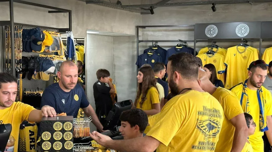 (ΦΩΤΟΣ) Κατάμεστη... η μπουτίκ της ΑΕΛ