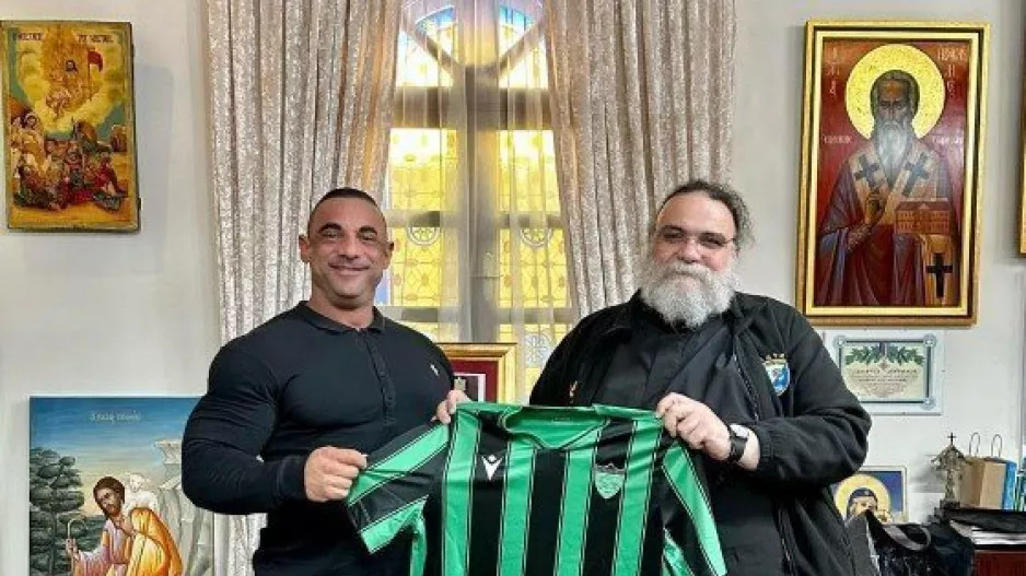 Επίσκεψη στον Μητροπολίτη Ταμασού και δώρο φανέλα του Ολυμπιακού!