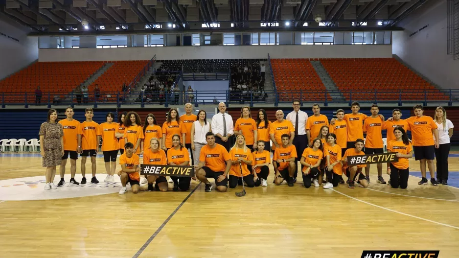 Η ΥΠΑΝ και η ηγεσία του ΚΟΑ έπαιξαν floor ball με μαθητές/τριες της Σχολής Κωφών και του Γυμνασίου Μακεδονίτισσας