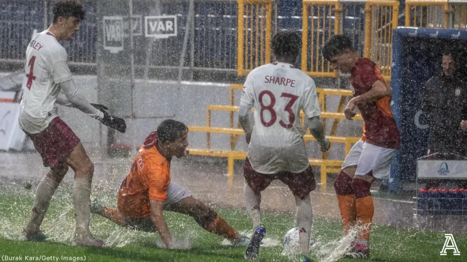Η UEFA εξετάζει την έδρα της Γαλατασαράι, οι «μικροί» της Γιουνάιτεντ… δεν άντεξαν με τόση βροχή!