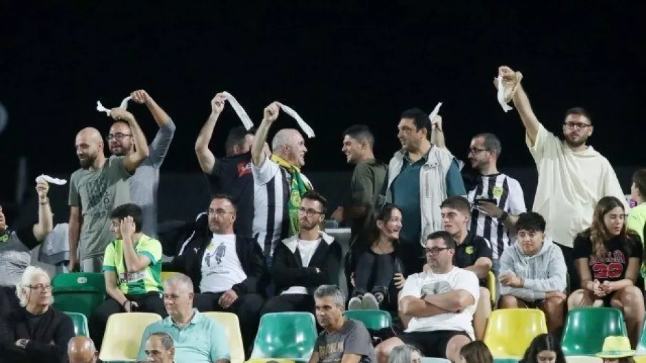 Κούνησαν... μαντίλι!